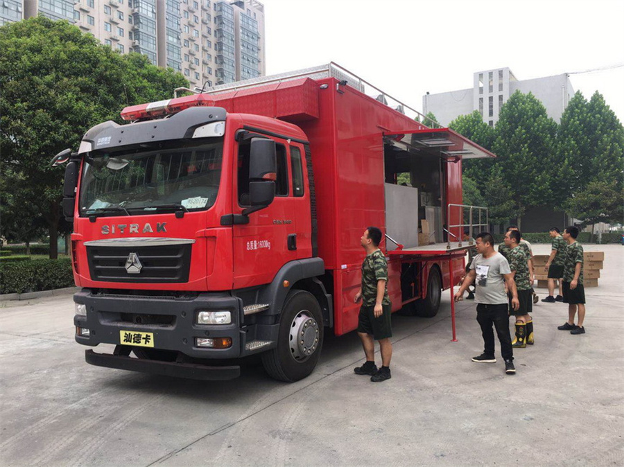 重汽汕德卡300人餐車 重汽汕德卡300人餐車